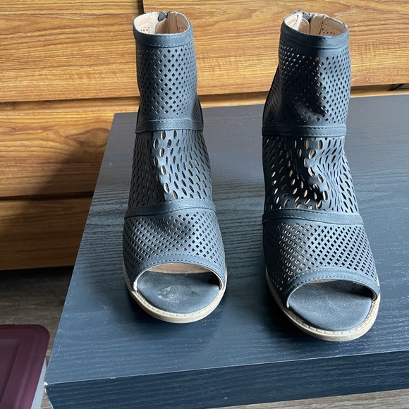 Nordstrom Shoe - Picture 2 of 4